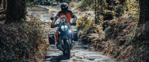 Ficha Técnica KTM 890 Adventure: Rendimiento y Confort para Aventuras de Larga Distancia