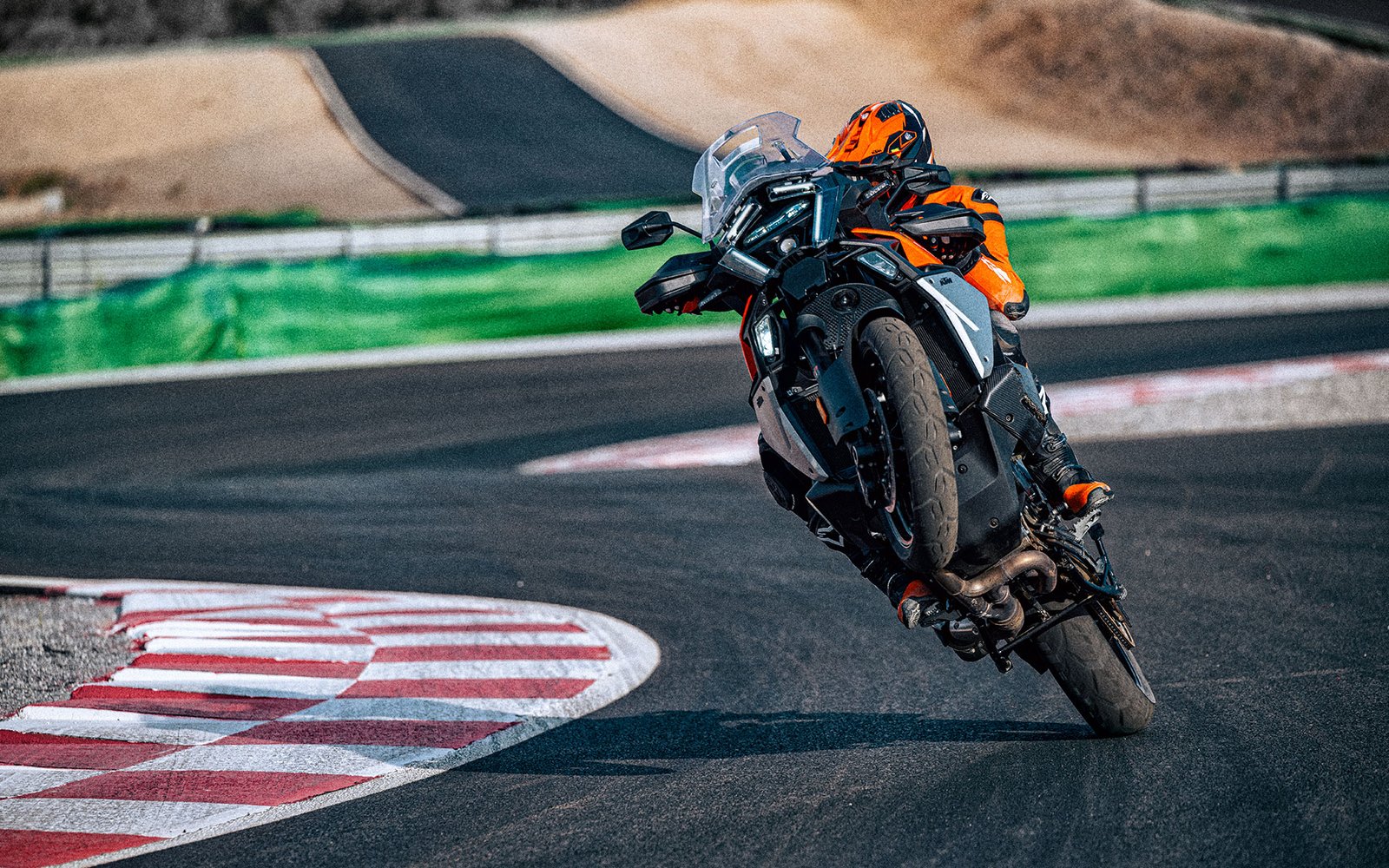 Ficha Técnica KTM 1390 Super Adventure S Evo: Potencia, Innovación y Aventura Sin Límites