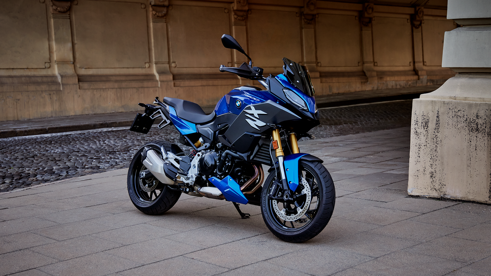 Ficha Técnica BMW Motorrad F 900 XR: Versatilidad Deportiva para Largas Distancias