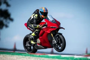 Ducati Panigale V4 2025, ficha técnica Panigale V4, superbike Ducati, motor Desmosedici Stradale, potencia Ducati V4, Ducati Quick Shift, comparativa BMW S 1000 RR, Yamaha YZF-R1, precio Ducati Panigale México, tecnología moto deportiva