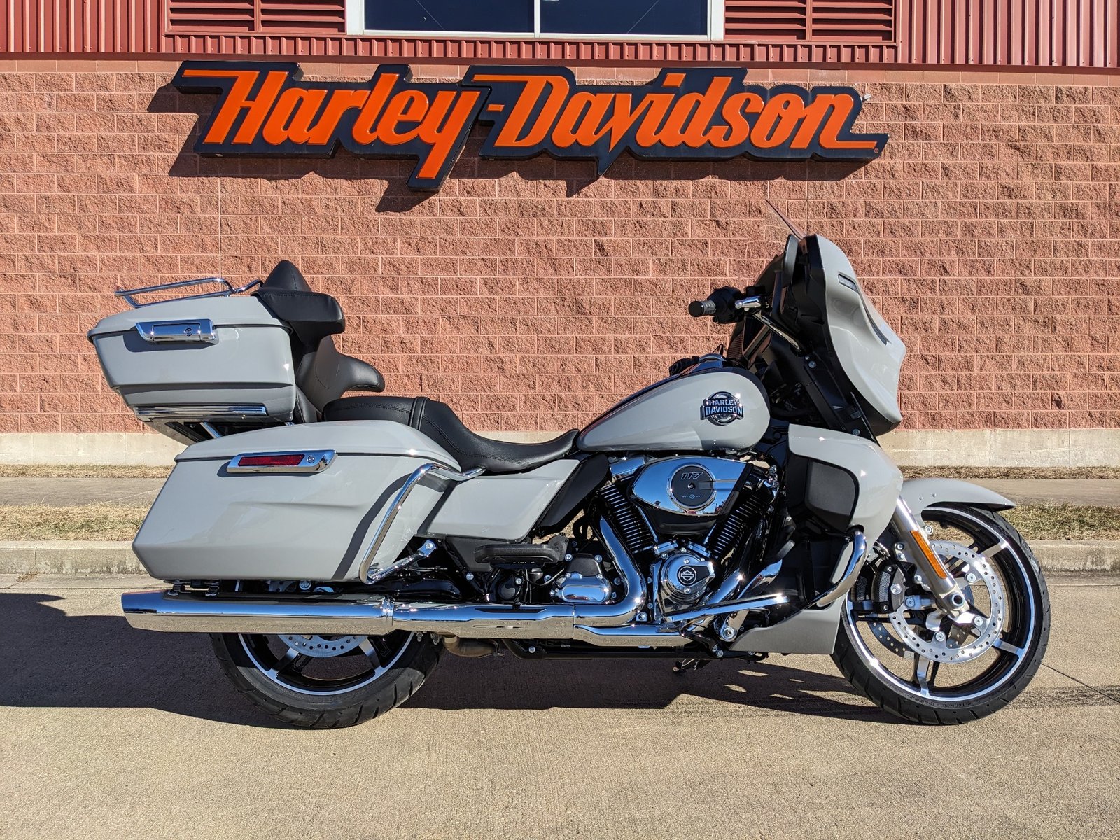 Harley-Davidson Street Glide Ultra 2025, motocicleta touring de lujo, Milwaukee-Eight 117, infoentretenimiento Skyline OS, ABS en curvas, Indian Roadmaster 2025, Honda Gold Wing Tour 2025, comparativa motocicletas touring, especificaciones Street Glide Ultra, tecnología en motocicletas Harley-Davidson.