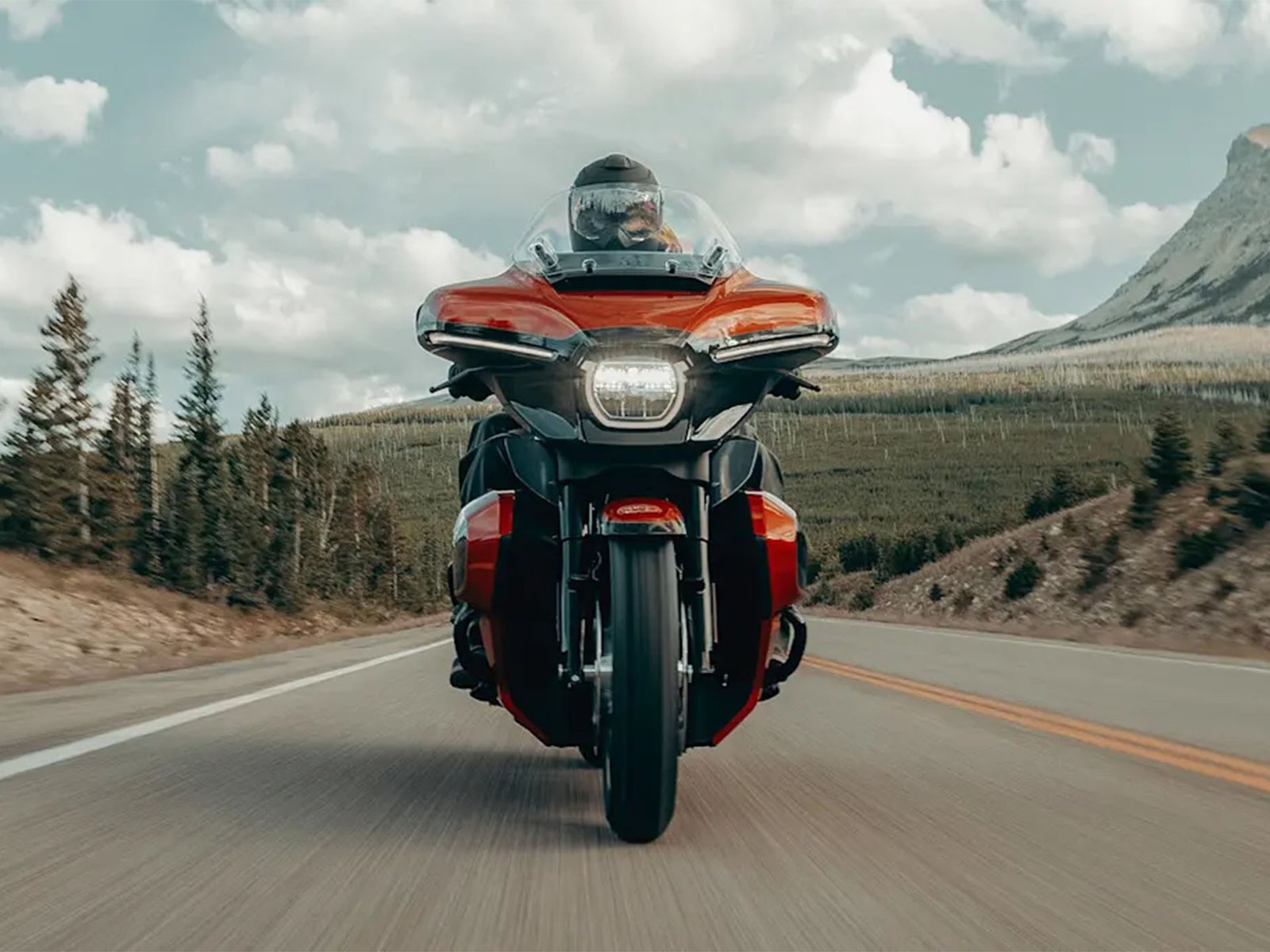 Harley-Davidson Street Glide Ultra 2025, motocicleta touring de lujo, Milwaukee-Eight 117, infoentretenimiento Skyline OS, ABS en curvas, Indian Roadmaster 2025, Honda Gold Wing Tour 2025, comparativa motocicletas touring, especificaciones Street Glide Ultra, tecnología en motocicletas Harley-Davidson.