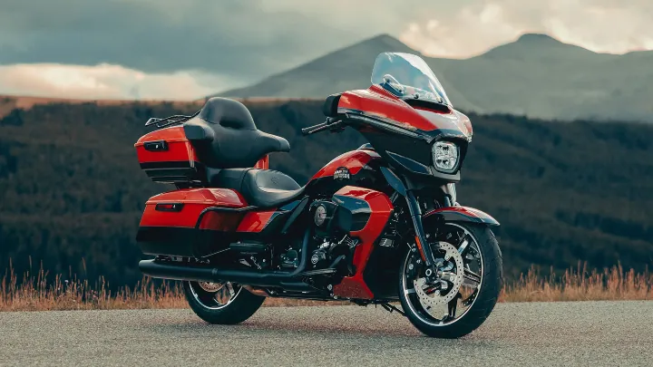 Harley-Davidson Street Glide Ultra 2025, motocicleta touring de lujo, Milwaukee-Eight 117, infoentretenimiento Skyline OS, ABS en curvas, Indian Roadmaster 2025, Honda Gold Wing Tour 2025, comparativa motocicletas touring, especificaciones Street Glide Ultra, tecnología en motocicletas Harley-Davidson.