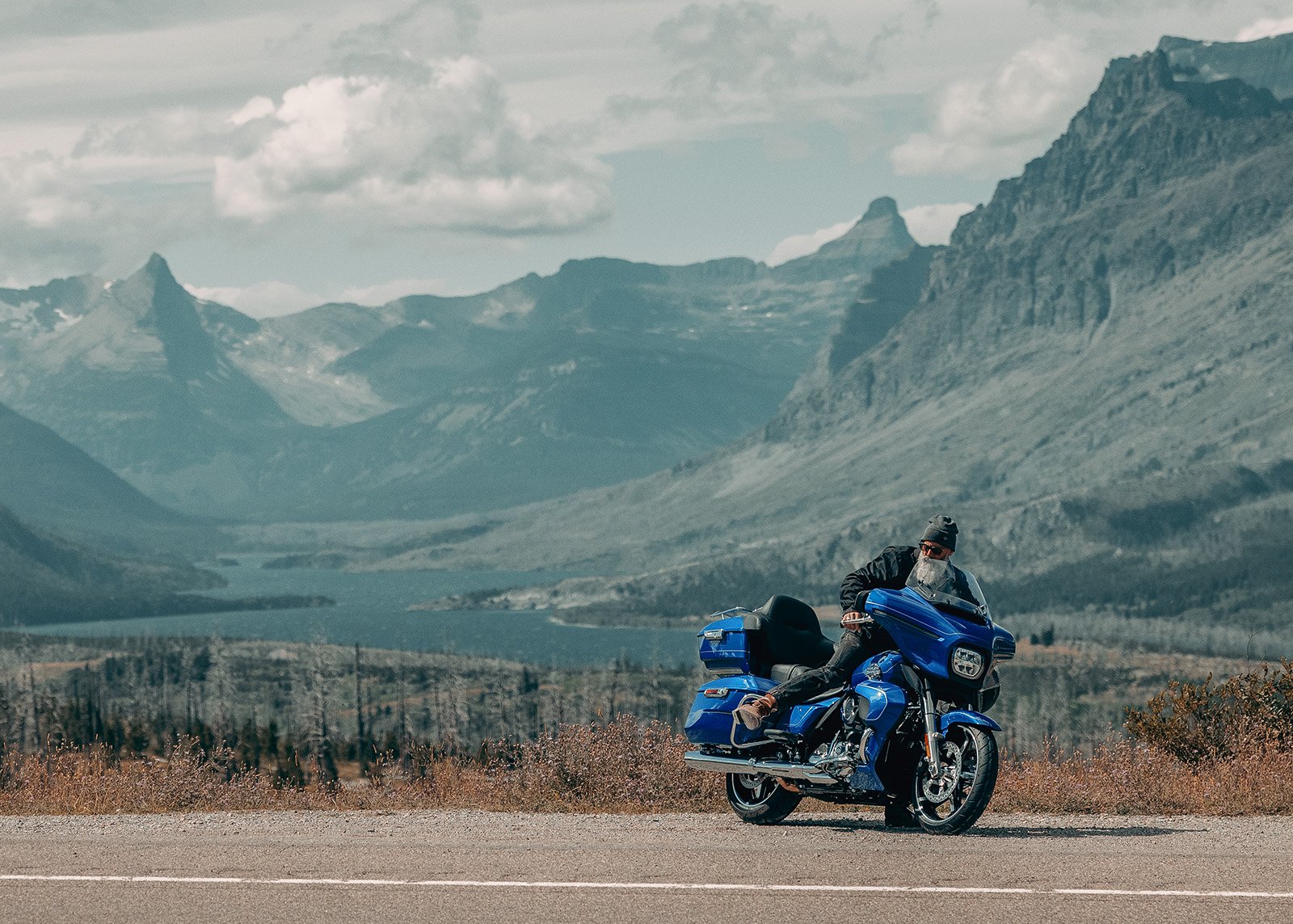 Harley-Davidson Street Glide Ultra 2025, motocicleta touring de lujo, Milwaukee-Eight 117, infoentretenimiento Skyline OS, ABS en curvas, Indian Roadmaster 2025, Honda Gold Wing Tour 2025, comparativa motocicletas touring, especificaciones Street Glide Ultra, tecnología en motocicletas Harley-Davidson.