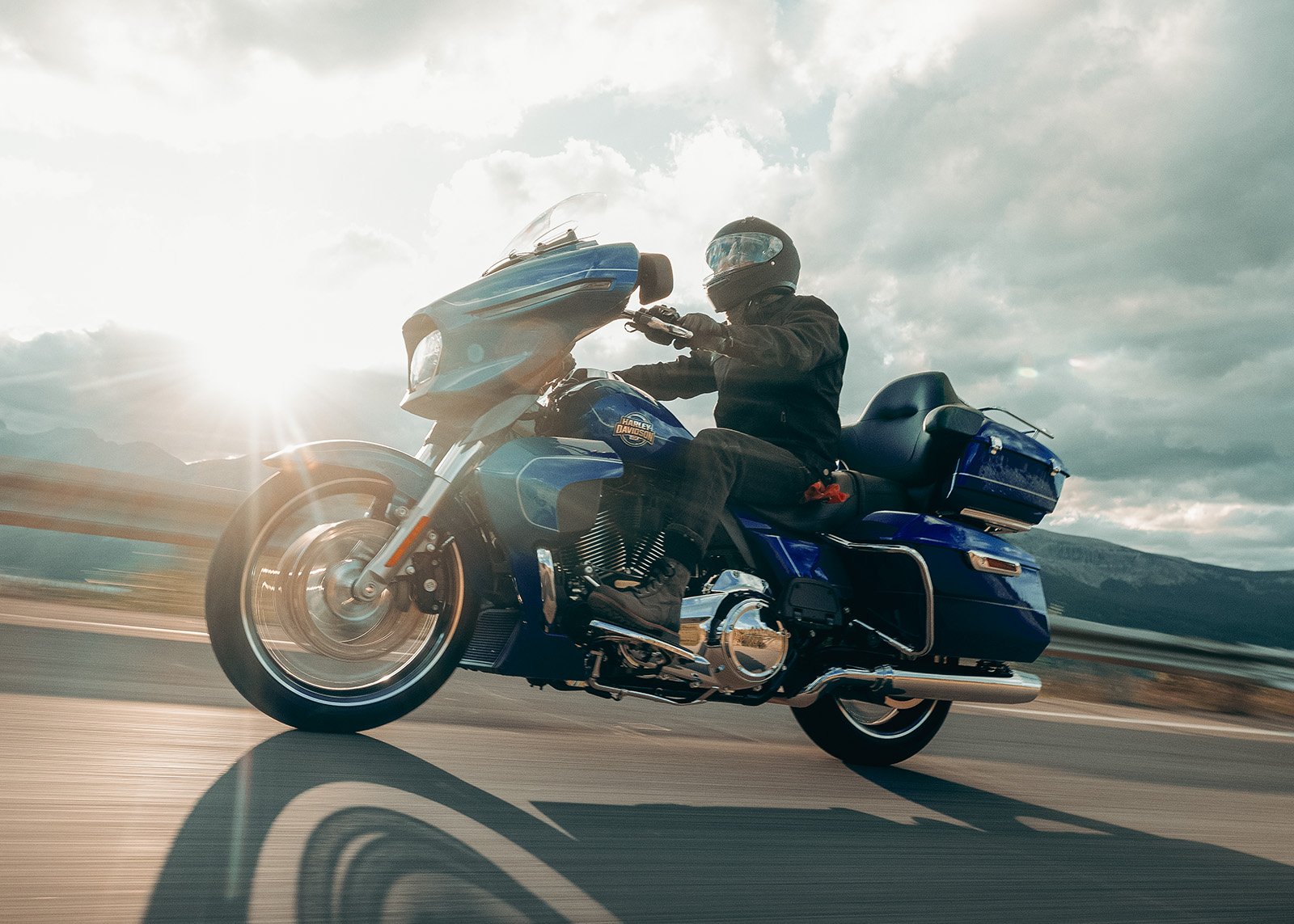 Harley-Davidson Street Glide Ultra 2025, motocicleta touring de lujo, Milwaukee-Eight 117, infoentretenimiento Skyline OS, ABS en curvas, Indian Roadmaster 2025, Honda Gold Wing Tour 2025, comparativa motocicletas touring, especificaciones Street Glide Ultra, tecnología en motocicletas Harley-Davidson.