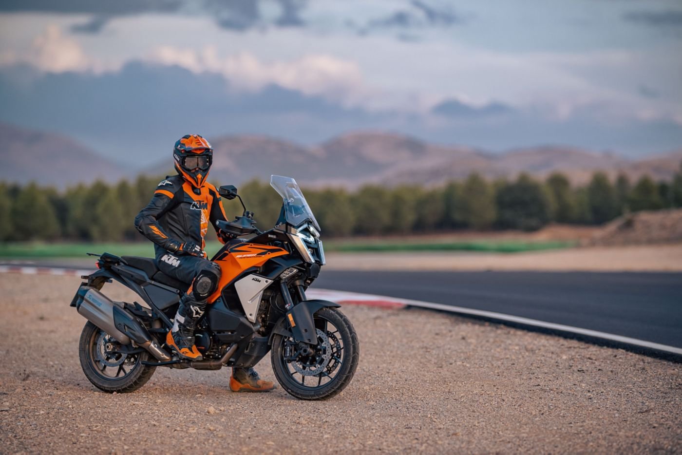 KTM 1390 Super Adventure S 2025, ficha técnica KTM 1390, maxi-trail KTM, motor V-Twin LC8, suspensión electrónica WP APEX, control crucero adaptativo KTM, comparativa BMW R1300GS, Ducati Multistrada V4 S, motocicletas adventure 2025, precio KTM México