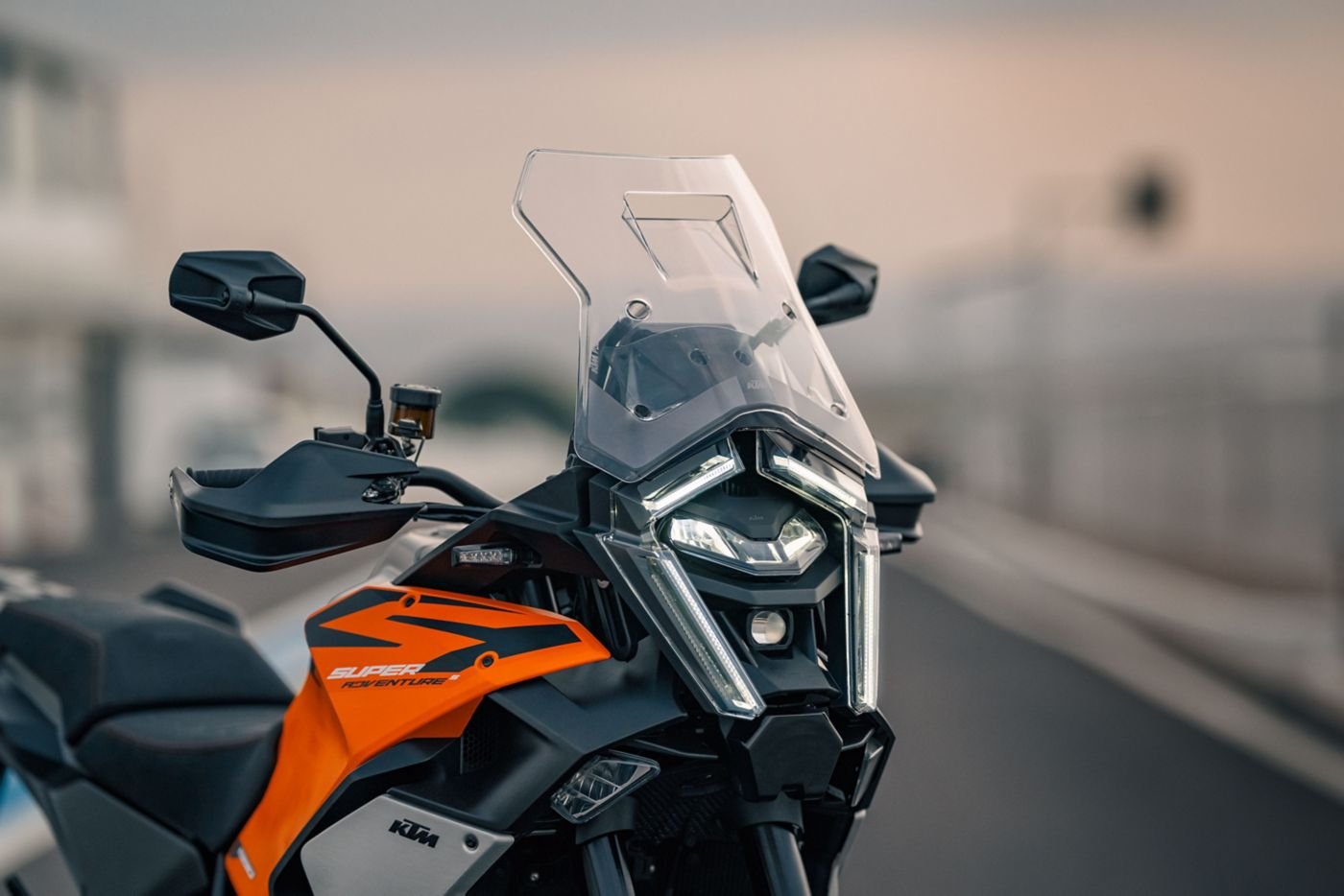 KTM 1390 Super Adventure S 2025, ficha técnica KTM 1390, maxi-trail KTM, motor V-Twin LC8, suspensión electrónica WP APEX, control crucero adaptativo KTM, comparativa BMW R1300GS, Ducati Multistrada V4 S, motocicletas adventure 2025, precio KTM México