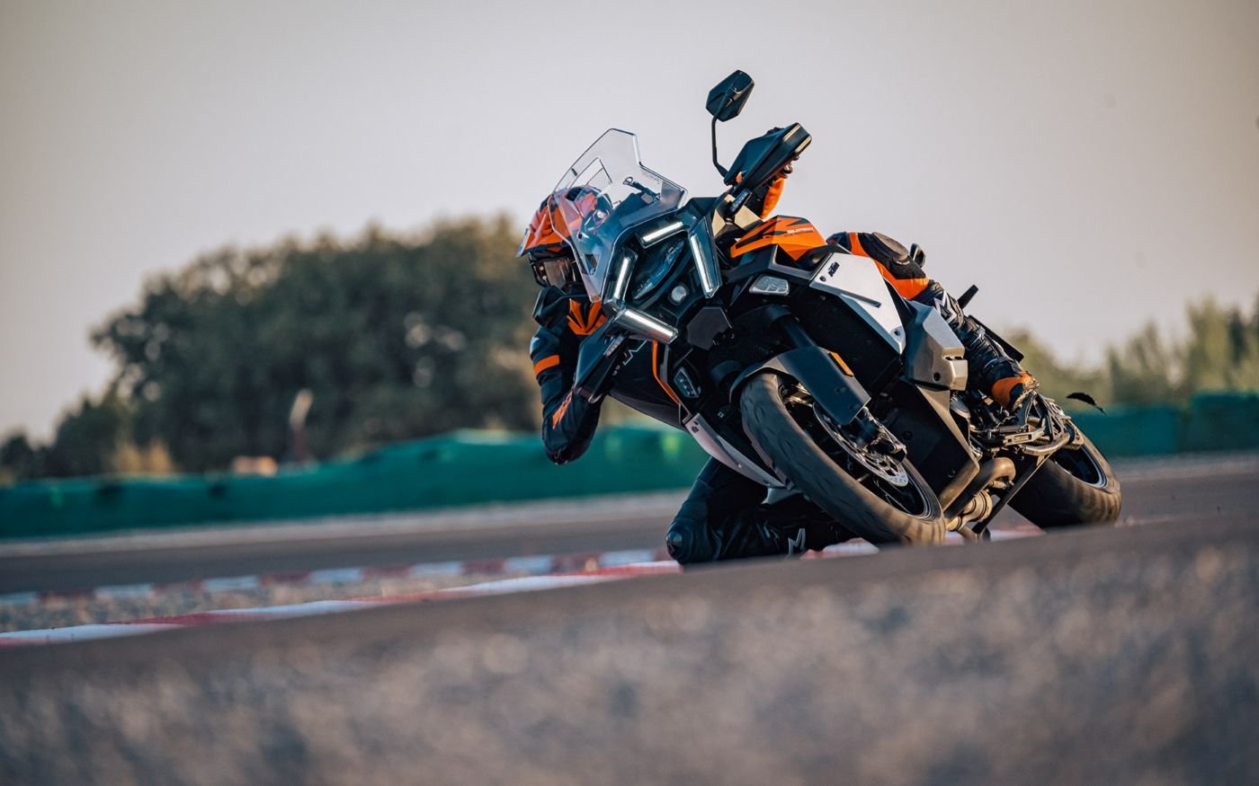 KTM 1390 Super Adventure S 2025, ficha técnica KTM 1390, maxi-trail KTM, motor V-Twin LC8, suspensión electrónica WP APEX, control crucero adaptativo KTM, comparativa BMW R1300GS, Ducati Multistrada V4 S, motocicletas adventure 2025, precio KTM México