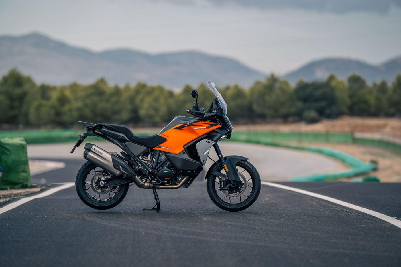 KTM 1390 Super Adventure S 2025, ficha técnica KTM 1390, maxi-trail KTM, motor V-Twin LC8, suspensión electrónica WP APEX, control crucero adaptativo KTM, comparativa BMW R1300GS, Ducati Multistrada V4 S, motocicletas adventure 2025, precio KTM México