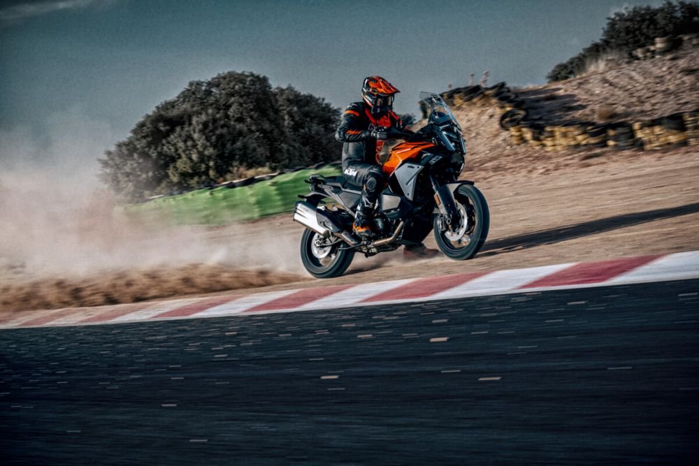 KTM 1390 Super Adventure S 2025, ficha técnica KTM 1390, maxi-trail KTM, motor V-Twin LC8, suspensión electrónica WP APEX, control crucero adaptativo KTM, comparativa BMW R1300GS, Ducati Multistrada V4 S, motocicletas adventure 2025, precio KTM México