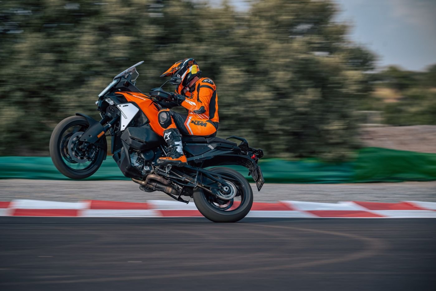 KTM 1390 Super Adventure S 2025, ficha técnica KTM 1390, maxi-trail KTM, motor V-Twin LC8, suspensión electrónica WP APEX, control crucero adaptativo KTM, comparativa BMW R1300GS, Ducati Multistrada V4 S, motocicletas adventure 2025, precio KTM México
