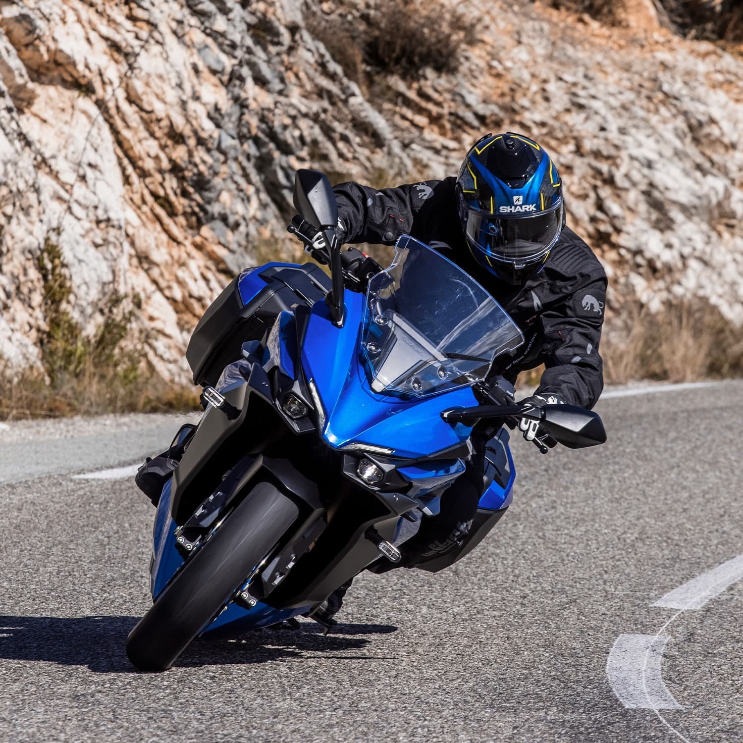 Suzuki GSX-S1000GT+, ficha técnica GSX-S1000GT+, moto sport-turismo Suzuki, motor cuatro cilindros Suzuki, potencia GSX-S1000GT+, Quick Shift Suzuki, comparativa Yamaha Tracer 9 GT+, Kawasaki Ninja 1000SX, confort viajes largos motocicleta, precio Suzuki GSX-S1000GT+ México