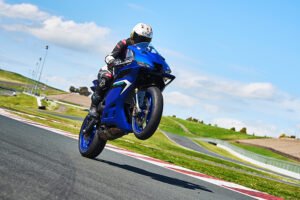 Yamaha R9 2025, ficha técnica Yamaha R9, moto deportiva tricilíndrica, motor CP3 Yamaha, potencia Yamaha R9, quickshifter Yamaha, comparativa Honda CBR650R, Kawasaki Ninja 650, precio Yamaha R9 México, tecnología motocicletas deportivas