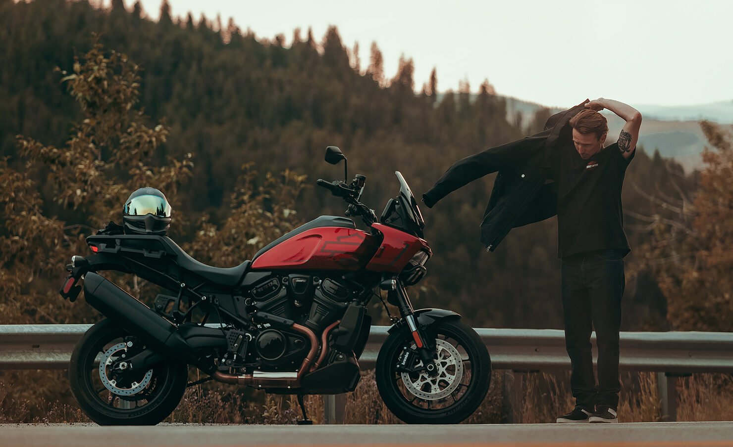 Harley-Davidson Pan America 1250 ST, motocicleta adventure sport, motor Revolution Max 1250, quickshifter, modos de conducción, BMW S 1000 XR, Ducati Multistrada V4 S, comparativa motocicletas adventure, especificaciones Pan America 1250 ST, tecnología en motocicletas Harley-Davidson.