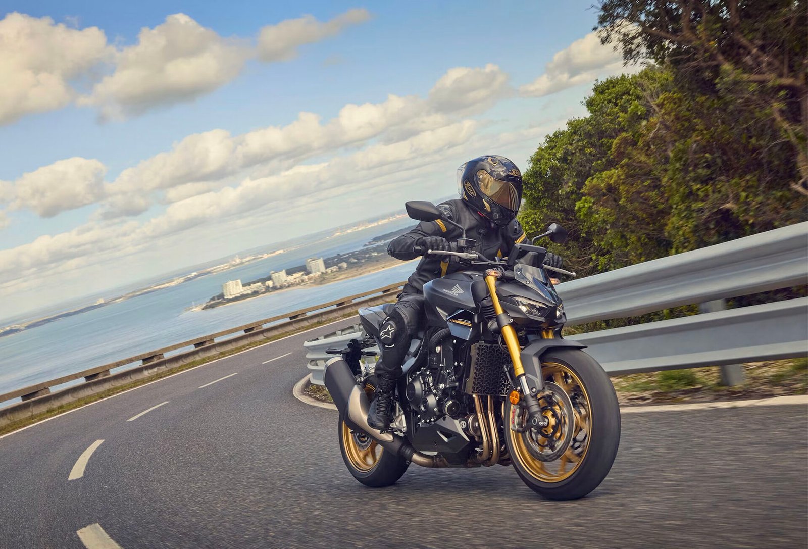 Honda CB1000 Hornet 2025, motocicleta naked, motor de cuatro cilindros, Throttle By Wire, control de tracción HSTC, Yamaha MT-10, Kawasaki Z1000, comparativa motos naked, especificaciones CB1000 Hornet, tecnología en motocicletas Honda.