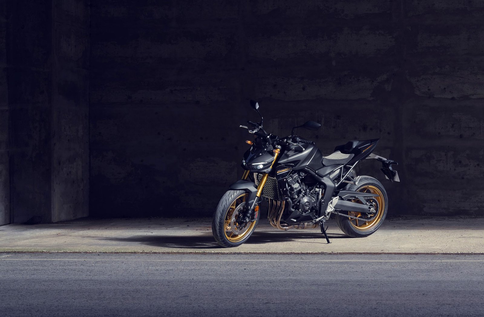 Honda CB1000 Hornet 2025, motocicleta naked, motor de cuatro cilindros, Throttle By Wire, control de tracción HSTC, Yamaha MT-10, Kawasaki Z1000, comparativa motos naked, especificaciones CB1000 Hornet, tecnología en motocicletas Honda.