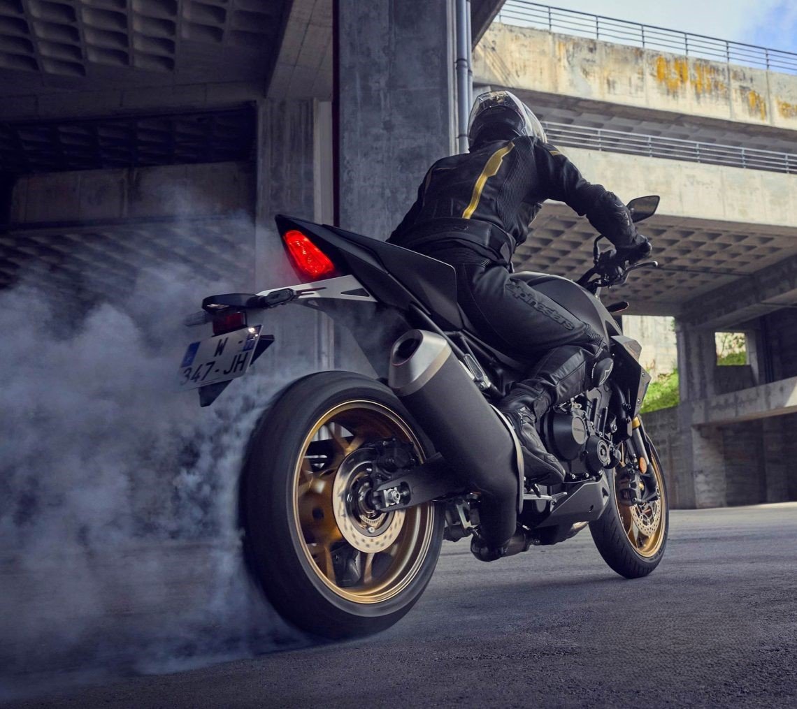 Honda CB1000 Hornet 2025, motocicleta naked, motor de cuatro cilindros, Throttle By Wire, control de tracción HSTC, Yamaha MT-10, Kawasaki Z1000, comparativa motos naked, especificaciones CB1000 Hornet, tecnología en motocicletas Honda.