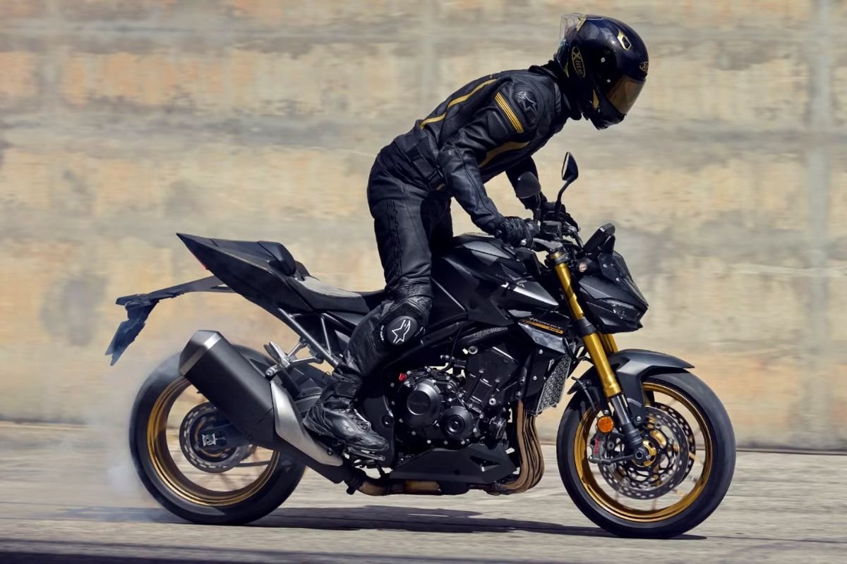 Honda CB1000 Hornet 2025, motocicleta naked, motor de cuatro cilindros, Throttle By Wire, control de tracción HSTC, Yamaha MT-10, Kawasaki Z1000, comparativa motos naked, especificaciones CB1000 Hornet, tecnología en motocicletas Honda.
