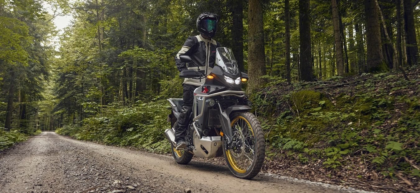 Honda XL750 Transalp 2025, ficha técnica Transalp, motocicleta trail Honda, especificaciones XL750, precio Transalp México, comparativa Transalp vs V-Strom, tecnología Honda Transalp, rendimiento XL750 Transalp, diseño Transalp 2025, aventura en moto Honda.