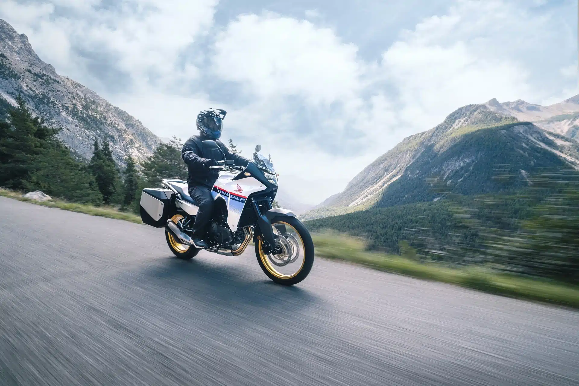 Honda XL750 Transalp 2025, ficha técnica Transalp, motocicleta trail Honda, especificaciones XL750, precio Transalp México, comparativa Transalp vs V-Strom, tecnología Honda Transalp, rendimiento XL750 Transalp, diseño Transalp 2025, aventura en moto Honda.