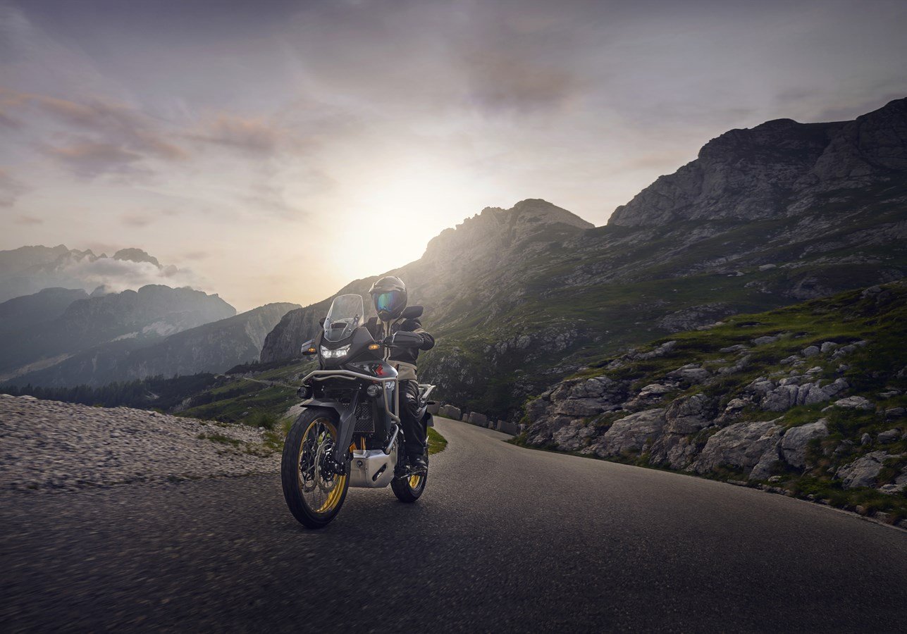 Honda XL750 Transalp 2025, ficha técnica Transalp, motocicleta trail Honda, especificaciones XL750, precio Transalp México, comparativa Transalp vs V-Strom, tecnología Honda Transalp, rendimiento XL750 Transalp, diseño Transalp 2025, aventura en moto Honda.