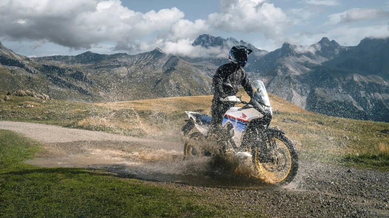 Honda XL750 Transalp 2025, ficha técnica Transalp, motocicleta trail Honda, especificaciones XL750, precio Transalp México, comparativa Transalp vs V-Strom, tecnología Honda Transalp, rendimiento XL750 Transalp, diseño Transalp 2025, aventura en moto Honda.