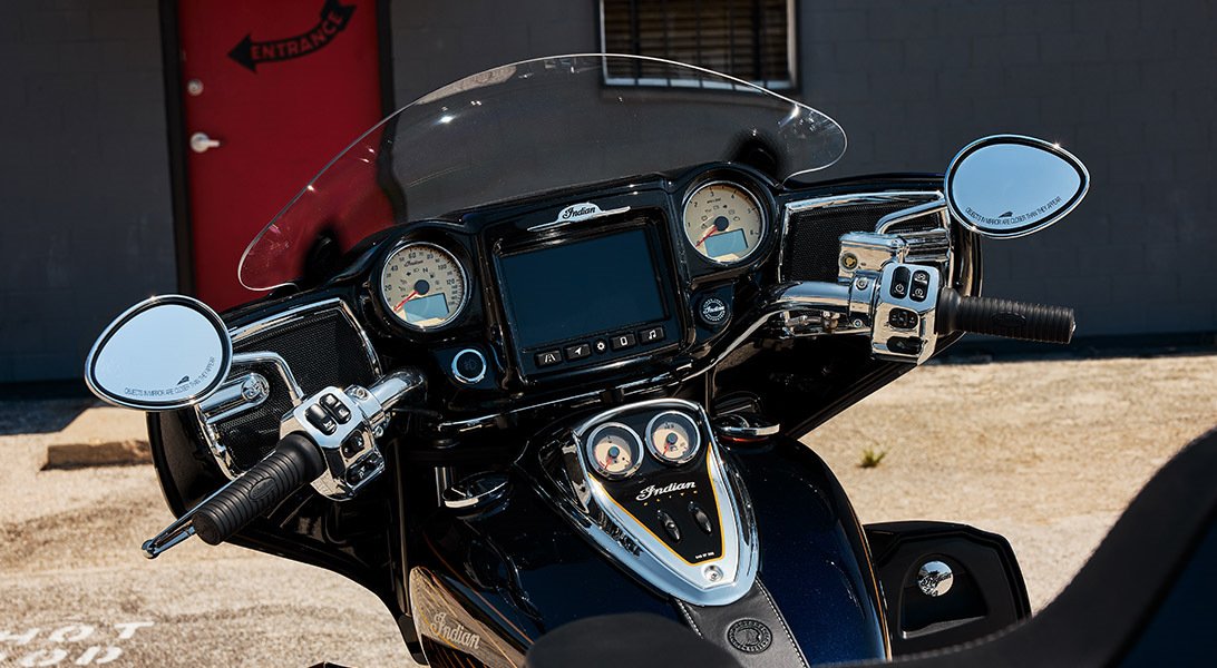 Indian Roadmaster Elite 2025, motocicleta touring de lujo, Thunderstroke 116, RIDE COMMAND, PowerBand Audio, Harley-Davidson CVO Limited, comparativa motocicletas touring, especificaciones Roadmaster Elite, tecnología en motocicletas Indian, edición limitada Indian Roadmaster.