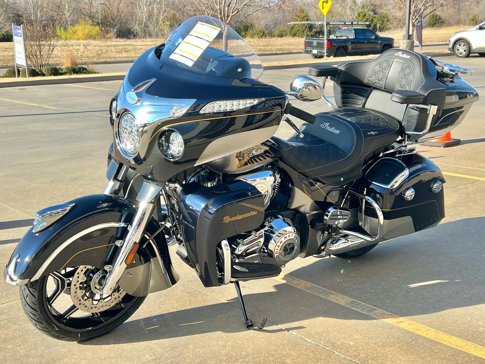 Indian Roadmaster Elite 2025, motocicleta touring de lujo, Thunderstroke 116, RIDE COMMAND, PowerBand Audio, Harley-Davidson CVO Limited, comparativa motocicletas touring, especificaciones Roadmaster Elite, tecnología en motocicletas Indian, edición limitada Indian Roadmaster.
