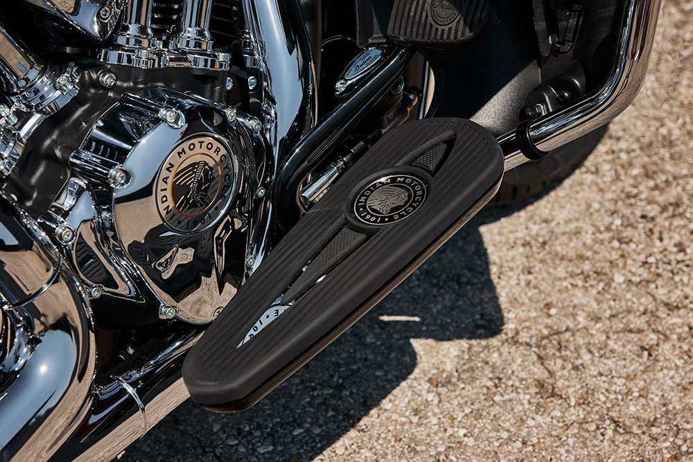 Indian Roadmaster Elite 2025, motocicleta touring de lujo, Thunderstroke 116, RIDE COMMAND, PowerBand Audio, Harley-Davidson CVO Limited, comparativa motocicletas touring, especificaciones Roadmaster Elite, tecnología en motocicletas Indian, edición limitada Indian Roadmaster.