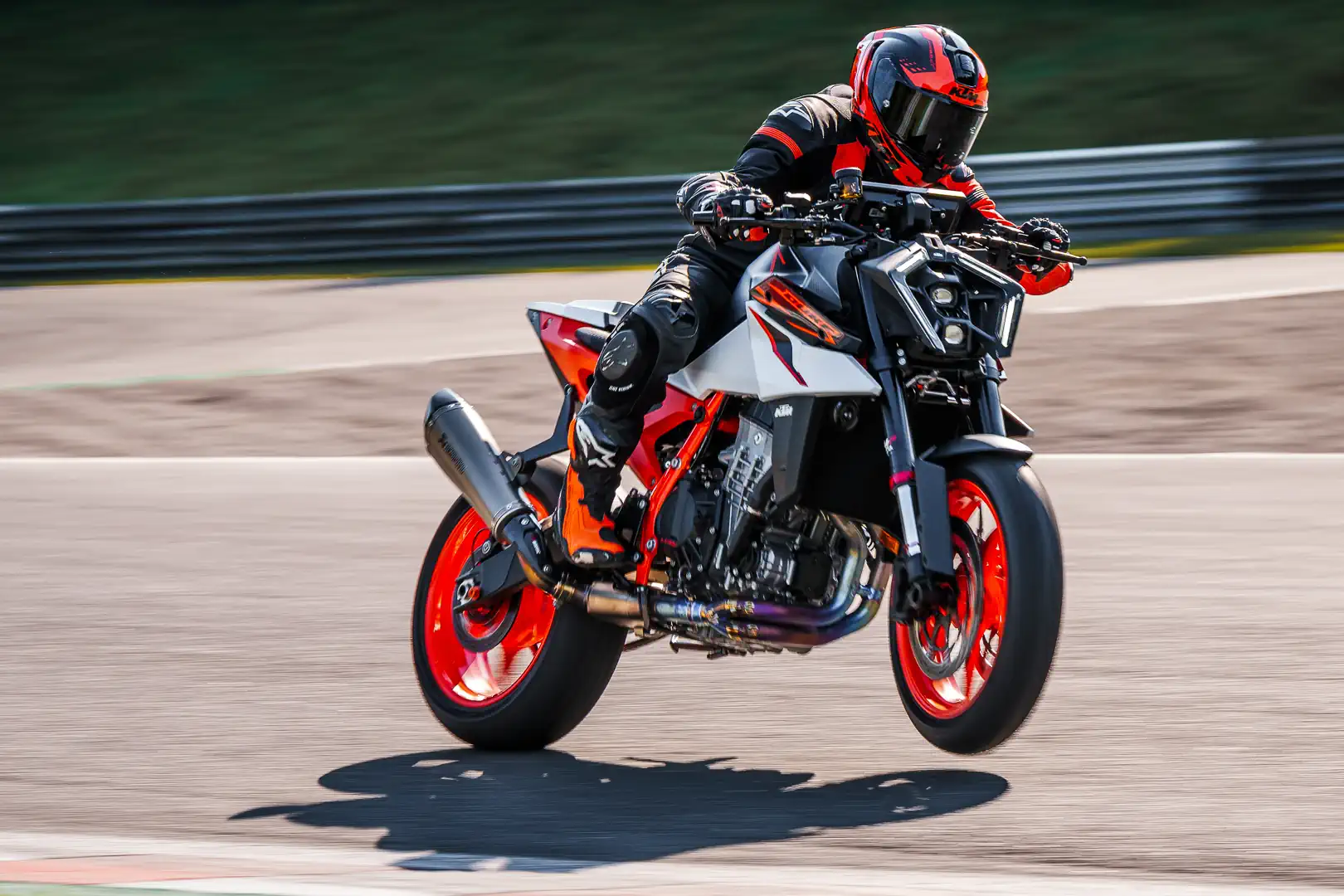 KTM 990 Duke R 2025, ficha técnica Duke R, naked deportiva KTM, moto 990 Duke México, comparación KTM Duke vs Triumph Street Triple, Yamaha MT-09 SP 2025, Ducati Monster SP, moto deportiva ligera, especificaciones KTM 990 Duke, precio KTM Duke en México.