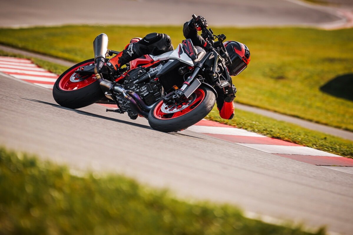 KTM 990 Duke R 2025, ficha técnica Duke R, naked deportiva KTM, moto 990 Duke México, comparación KTM Duke vs Triumph Street Triple, Yamaha MT-09 SP 2025, Ducati Monster SP, moto deportiva ligera, especificaciones KTM 990 Duke, precio KTM Duke en México.