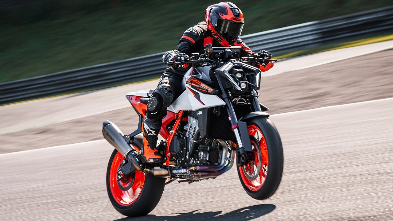 KTM 990 Duke R 2025, ficha técnica Duke R, naked deportiva KTM, moto 990 Duke México, comparación KTM Duke vs Triumph Street Triple, Yamaha MT-09 SP 2025, Ducati Monster SP, moto deportiva ligera, especificaciones KTM 990 Duke, precio KTM Duke en México.