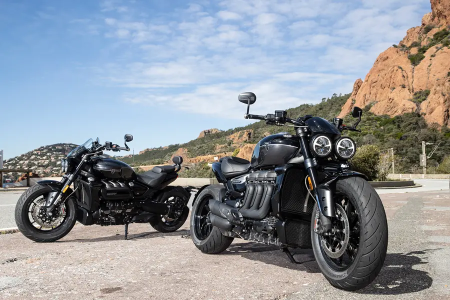 Triumph Rocket 3 Storm 2025, ficha técnica Rocket 3 GT, ficha técnica Rocket 3 R, motocicleta muscle cruiser, especificaciones Rocket 3 Storm, precio Triumph Rocket 3 México, comparativa Rocket 3 vs Diavel, tecnología Triumph Rocket 3, rendimiento Rocket 3 Storm, diseño Triumph Rocket 3.
