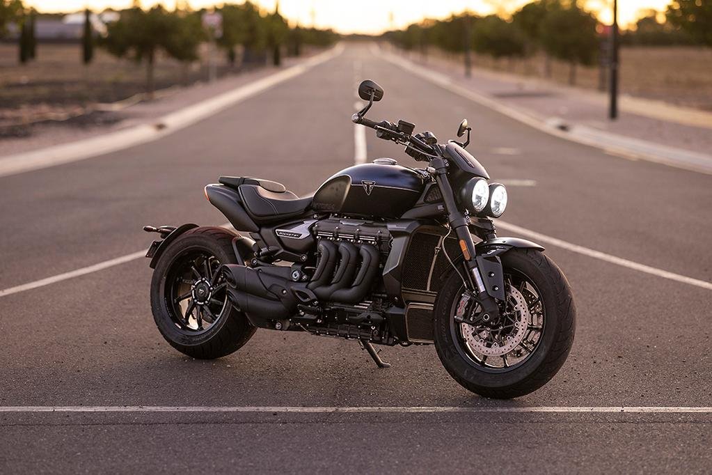 Triumph Rocket 3 Storm 2025, ficha técnica Rocket 3 GT, ficha técnica Rocket 3 R, motocicleta muscle cruiser, especificaciones Rocket 3 Storm, precio Triumph Rocket 3 México, comparativa Rocket 3 vs Diavel, tecnología Triumph Rocket 3, rendimiento Rocket 3 Storm, diseño Triumph Rocket 3.