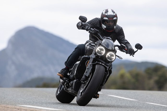 Triumph Rocket 3 Storm 2025, ficha técnica Rocket 3 GT, ficha técnica Rocket 3 R, motocicleta muscle cruiser, especificaciones Rocket 3 Storm, precio Triumph Rocket 3 México, comparativa Rocket 3 vs Diavel, tecnología Triumph Rocket 3, rendimiento Rocket 3 Storm, diseño Triumph Rocket 3.