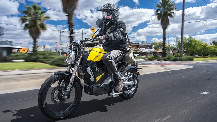 Super Soco TC Max, motocicleta eléctrica urbana, café racer eléctrica, autonomía TC Max, velocidad máxima TC Max, precio Super Soco TC Max México, comparativa motos eléctricas 125 cc, batería 72V 45Ah, torque 180 Nm, diseño clásico moto eléctrica.