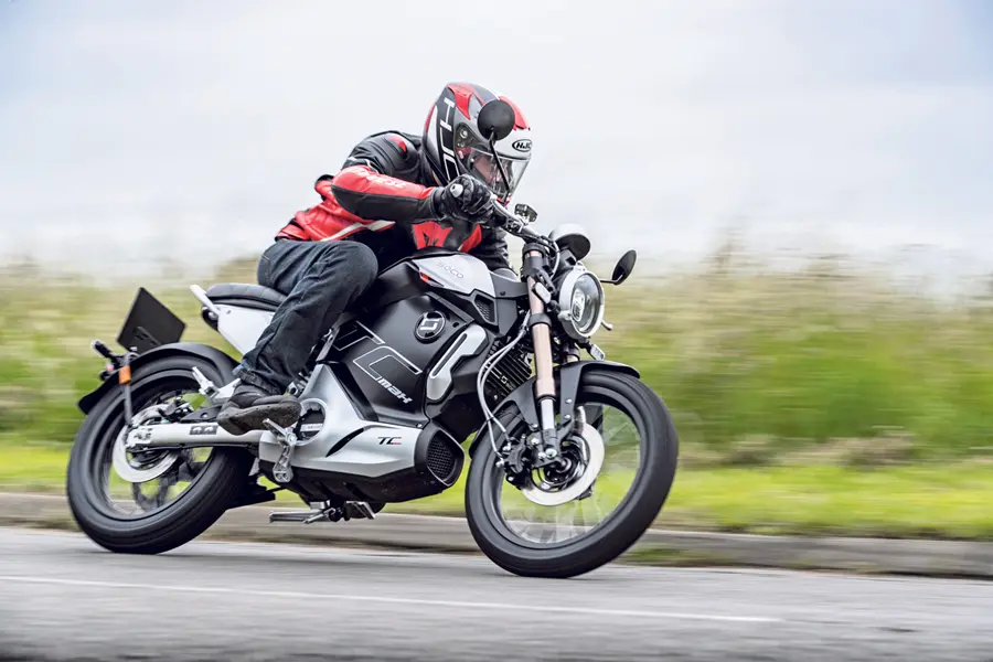 Super Soco TC Max, motocicleta eléctrica urbana, café racer eléctrica, autonomía TC Max, velocidad máxima TC Max, precio Super Soco TC Max México, comparativa motos eléctricas 125 cc, batería 72V 45Ah, torque 180 Nm, diseño clásico moto eléctrica.