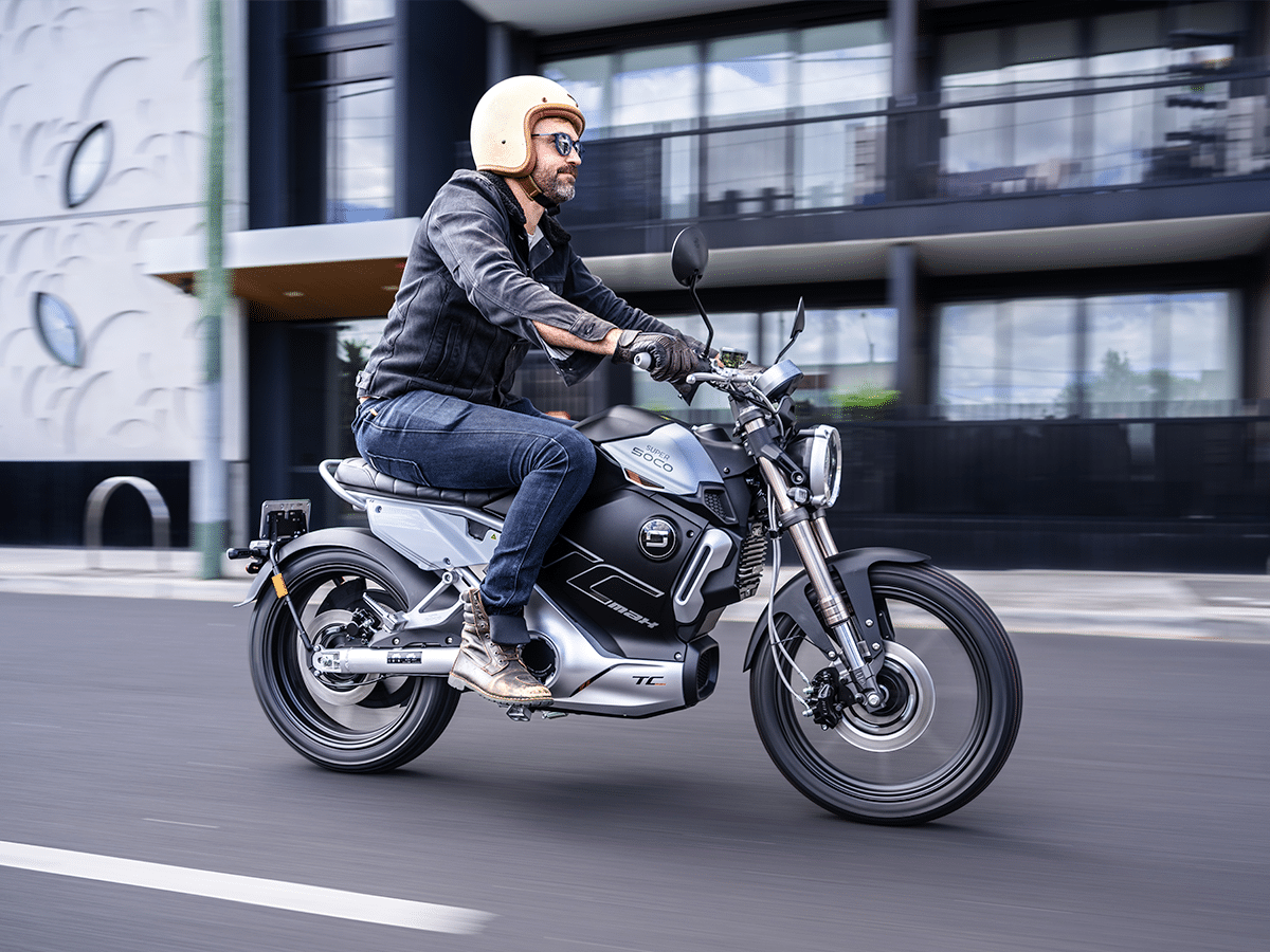 Super Soco TC Max, motocicleta eléctrica urbana, café racer eléctrica, autonomía TC Max, velocidad máxima TC Max, precio Super Soco TC Max México, comparativa motos eléctricas 125 cc, batería 72V 45Ah, torque 180 Nm, diseño clásico moto eléctrica.