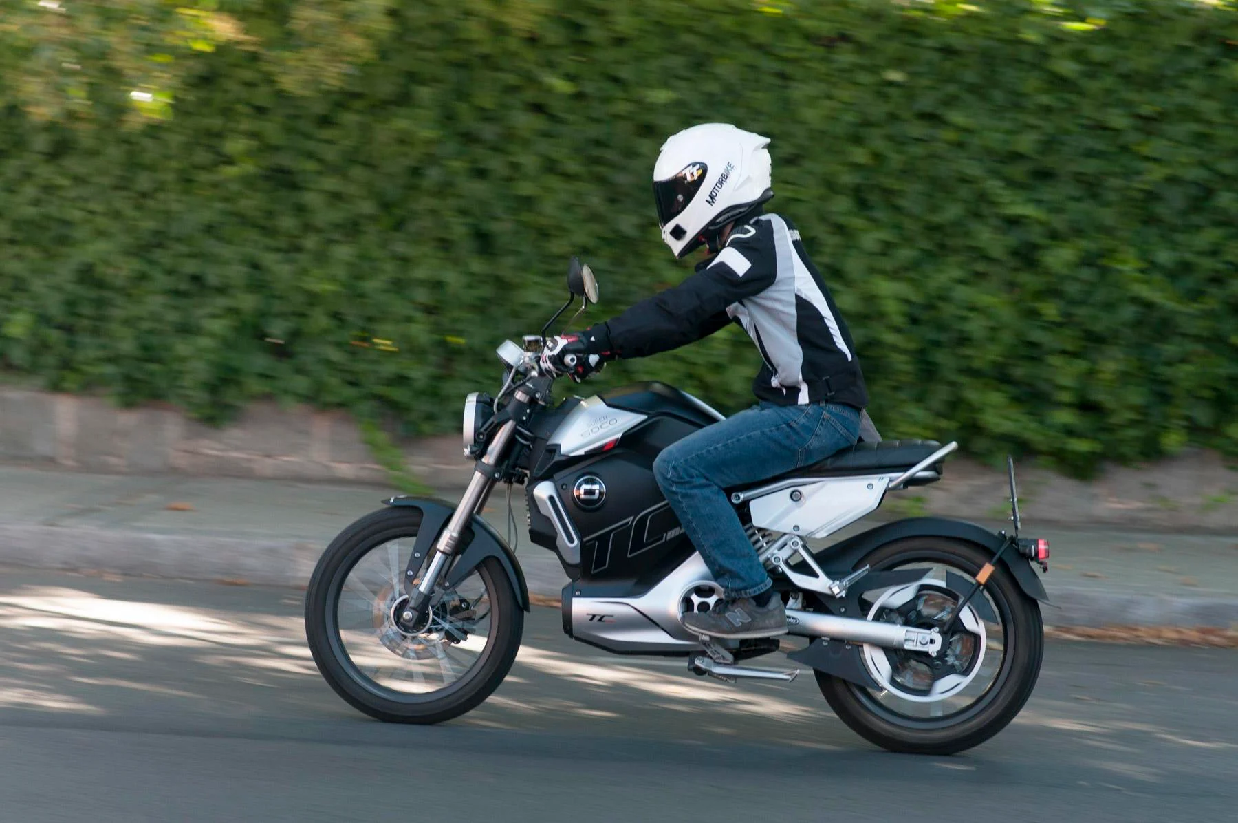 Super Soco TC Max, motocicleta eléctrica urbana, café racer eléctrica, autonomía TC Max, velocidad máxima TC Max, precio Super Soco TC Max México, comparativa motos eléctricas 125 cc, batería 72V 45Ah, torque 180 Nm, diseño clásico moto eléctrica.