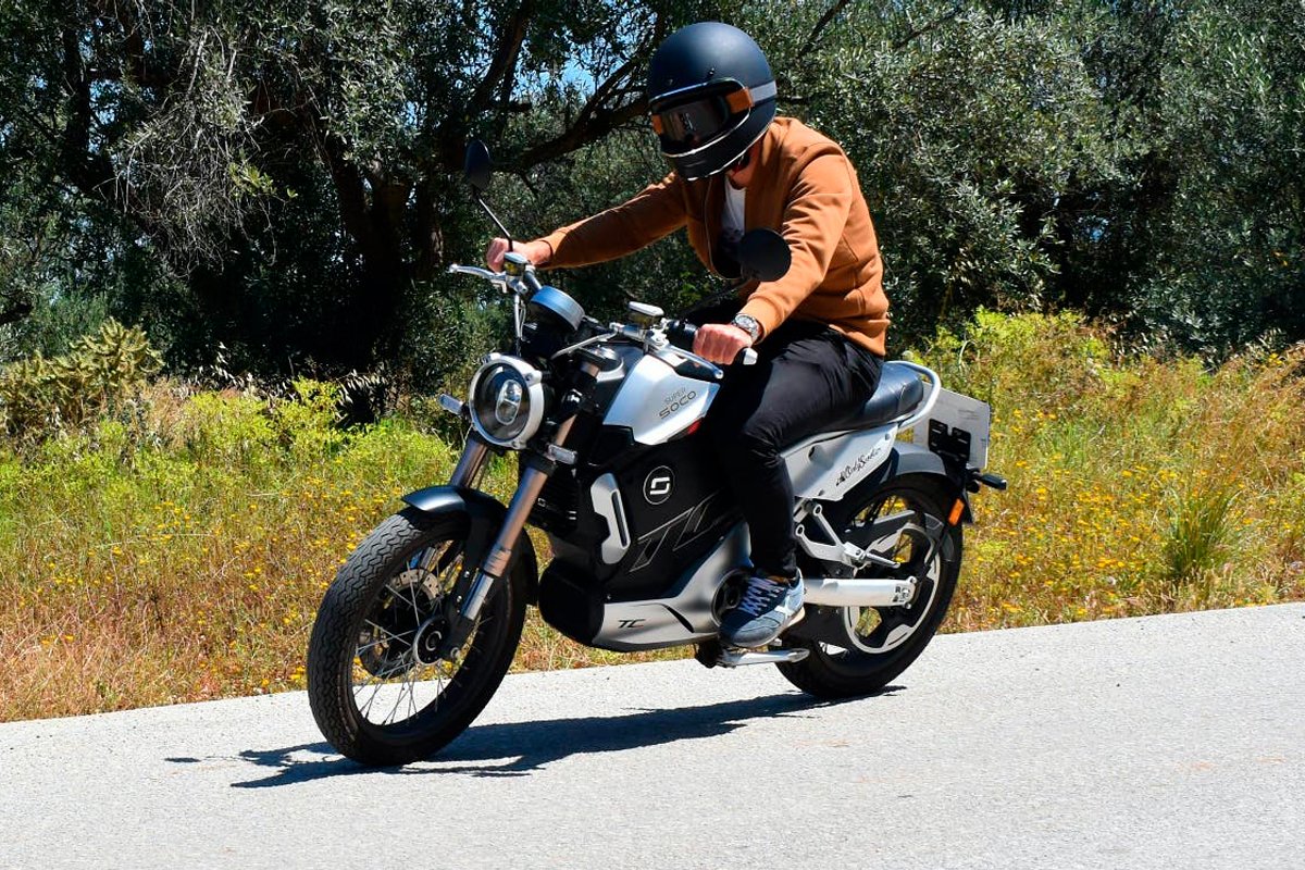 Super Soco TC Max, motocicleta eléctrica urbana, café racer eléctrica, autonomía TC Max, velocidad máxima TC Max, precio Super Soco TC Max México, comparativa motos eléctricas 125 cc, batería 72V 45Ah, torque 180 Nm, diseño clásico moto eléctrica.