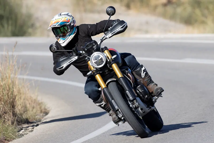 Triumph Scrambler 1200 XE, ficha técnica Scrambler 1200, scrambler off-road, motocicleta retro moderna, Triumph 1200 XE México, Ducati Desert Sled comparativa, BMW R nineT Scrambler, suspensión Marzocchi Scrambler, moto doble propósito premium, especificaciones Triumph Scrambler.