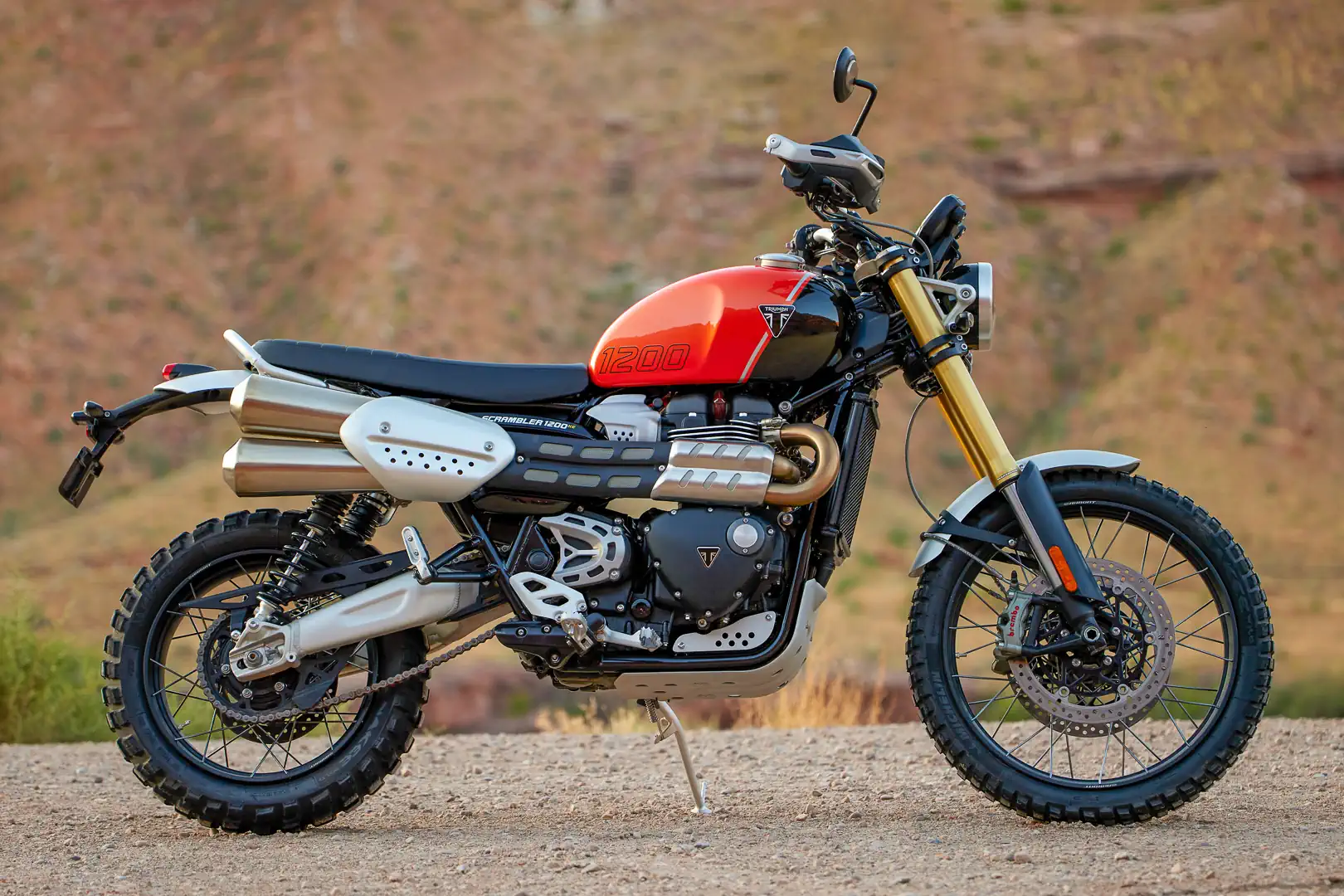 Triumph Scrambler 1200 XE, ficha técnica Scrambler 1200, scrambler off-road, motocicleta retro moderna, Triumph 1200 XE México, Ducati Desert Sled comparativa, BMW R nineT Scrambler, suspensión Marzocchi Scrambler, moto doble propósito premium, especificaciones Triumph Scrambler.