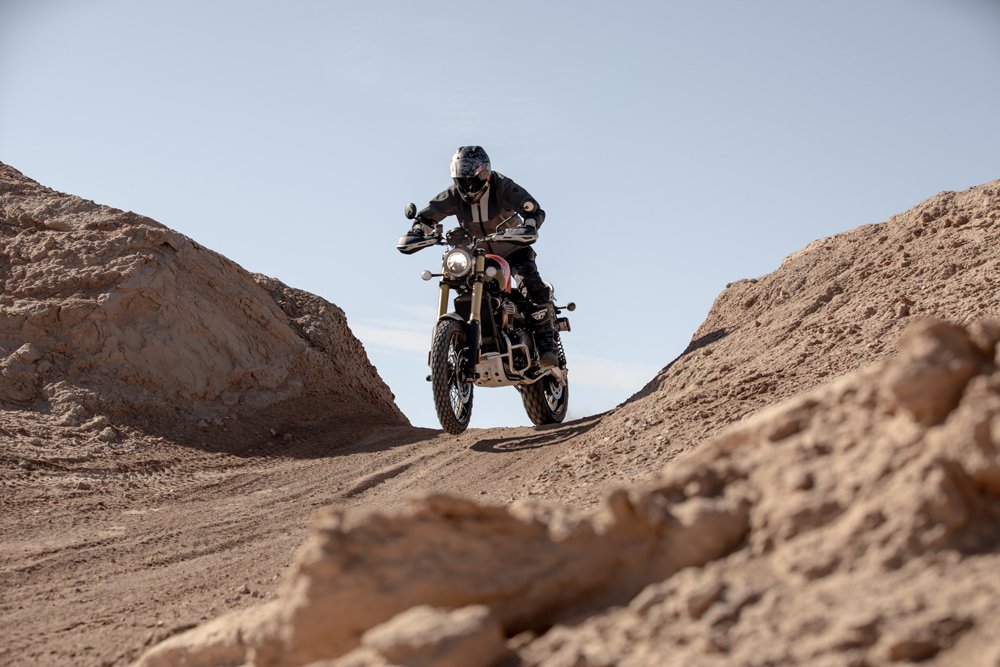 Triumph Scrambler 1200 XE, ficha técnica Scrambler 1200, scrambler off-road, motocicleta retro moderna, Triumph 1200 XE México, Ducati Desert Sled comparativa, BMW R nineT Scrambler, suspensión Marzocchi Scrambler, moto doble propósito premium, especificaciones Triumph Scrambler.