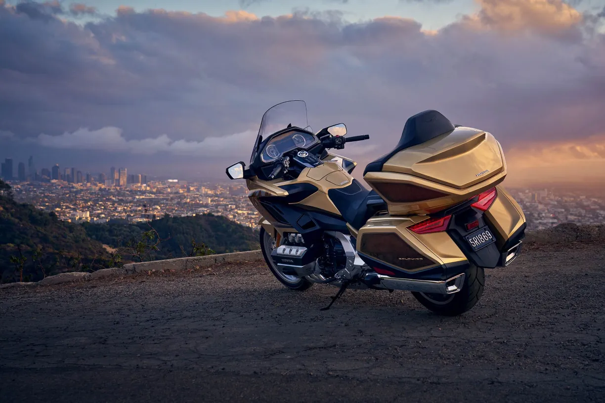Honda Gold Wing Tour 2025, ficha técnica Honda Gold Wing, motocicleta de turismo de lujo, moto touring 2025, Gold Wing DCT México, comparación Gold Wing vs BMW GTL, motocicleta para viajes largos, especificaciones Honda Gold Wing, moto Honda de 6 cilindros, precio Honda Gold Wing en México