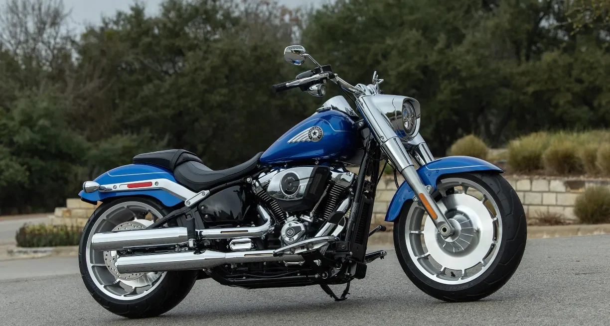 Harley-Davidson Fat Boy 117 2025, ficha técnica Fat Boy 117, precio Fat Boy 117 México, Harley Davidson Fat Boy especificaciones, cruiser potente, moto custom Harley, Milwaukee-Eight 117, comparativa Fat Boy vs Chief, motocicleta estilo retro, Harley Fat Boy torque.