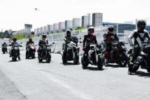 Una jornada para los amantes de la velocidad El pasado 2 de mayo, Motorev fue invitado por Motorrad CEVER San Antonio al evento “New Toprak’s Bike”, un emocionante Track Day en el Autódromo Ecocentro de Querétaro, donde los protagonistas fueron los pilotos, la técnica y la pasión por las dos ruedas. Más de 60 motociclistas se dieron cita para vivir una experiencia única en pista. Aunque el evento fue abierto a todas las marcas, el rugido que dominó el asfalto fue el de BMW Motorrad, representado por más de 40 pilotos sobre modelos como la S 1000 R, S 1000 RR y las impresionantes M 1000 R y RR, máquinas que estuvieron en exhibición durante el evento. Exhibición de potencia: la línea S y M de BMW Aunque no se permitió rodar los modelos de exhibición, el impacto fue inmediato. La S 1000 R cautivó con su diseño agresivo y ligereza, mientras que la S 1000 RR mostró su herencia racing. Las nuevas M 1000 R y M 1000 RR, con su pedigree directamente heredado de la pista, robaron miradas y provocaron conversaciones entre los asistentes sobre potencia, aerodinámica y tecnología de competición. La exhibición fue un recordatorio del nivel técnico que BMW ofrece en sus motocicletas de alto desempeño. Un evento de comunidad, sin importar la marca Aunque la mayoría de los asistentes llegaron sobre una BMW, también se hicieron presentes modelos de Ducati, KTM, Suzuki y Yamaha, lo que hizo de este Track Day una muestra de camaradería entre apasionados del motociclismo. La pista fue el punto de unión: aquí no importó la marca, sino la pasión compartida por mejorar la técnica, disfrutar la velocidad con responsabilidad y convivir con otros riders. ¿Nunca has asistido a un Track Day? Esto es lo que debes saber Un Track Day no es una competencia, sino una jornada ideal para: Mejorar tus habilidades en condiciones seguras. Conocer el verdadero desempeño de tu moto sin límites urbanos. Recibir consejos técnicos de pilotos con más experiencia. Probar tus capacidades y salir de tu zona de confort. Para muchos fue su primer acercamiento al circuito, y la emoción fue evidente en cada vuelta y cada sonrisa al bajarse de la moto. 📸 Galería exclusiva del evento Capturamos los mejores momentos de este día inolvidable. Si rodaste con nosotros, probablemente estás en esta selección especial de fotos dentro y fuera de pista. 👉 Haz clic aquí para ver la galería completa 🎯 ¿Te gustaría rodar en el próximo Track Day? Sigue nuestras redes para no perderte el próximo evento donde la velocidad y la comunidad se encuentran.