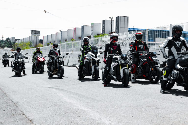 Una jornada para los amantes de la velocidad El pasado 2 de mayo, Motorev fue invitado por Motorrad CEVER San Antonio al evento “New Toprak’s Bike”, un emocionante Track Day en el Autódromo Ecocentro de Querétaro, donde los protagonistas fueron los pilotos, la técnica y la pasión por las dos ruedas. Más de 60 motociclistas se dieron cita para vivir una experiencia única en pista. Aunque el evento fue abierto a todas las marcas, el rugido que dominó el asfalto fue el de BMW Motorrad, representado por más de 40 pilotos sobre modelos como la S 1000 R, S 1000 RR y las impresionantes M 1000 R y RR, máquinas que estuvieron en exhibición durante el evento. Exhibición de potencia: la línea S y M de BMW Aunque no se permitió rodar los modelos de exhibición, el impacto fue inmediato. La S 1000 R cautivó con su diseño agresivo y ligereza, mientras que la S 1000 RR mostró su herencia racing. Las nuevas M 1000 R y M 1000 RR, con su pedigree directamente heredado de la pista, robaron miradas y provocaron conversaciones entre los asistentes sobre potencia, aerodinámica y tecnología de competición. La exhibición fue un recordatorio del nivel técnico que BMW ofrece en sus motocicletas de alto desempeño. Un evento de comunidad, sin importar la marca Aunque la mayoría de los asistentes llegaron sobre una BMW, también se hicieron presentes modelos de Ducati, KTM, Suzuki y Yamaha, lo que hizo de este Track Day una muestra de camaradería entre apasionados del motociclismo. La pista fue el punto de unión: aquí no importó la marca, sino la pasión compartida por mejorar la técnica, disfrutar la velocidad con responsabilidad y convivir con otros riders. ¿Nunca has asistido a un Track Day? Esto es lo que debes saber Un Track Day no es una competencia, sino una jornada ideal para: Mejorar tus habilidades en condiciones seguras. Conocer el verdadero desempeño de tu moto sin límites urbanos. Recibir consejos técnicos de pilotos con más experiencia. Probar tus capacidades y salir de tu zona de confort. Para muchos fue su primer acercamiento al circuito, y la emoción fue evidente en cada vuelta y cada sonrisa al bajarse de la moto. 📸 Galería exclusiva del evento Capturamos los mejores momentos de este día inolvidable. Si rodaste con nosotros, probablemente estás en esta selección especial de fotos dentro y fuera de pista. 👉 Haz clic aquí para ver la galería completa 🎯 ¿Te gustaría rodar en el próximo Track Day? Sigue nuestras redes para no perderte el próximo evento donde la velocidad y la comunidad se encuentran.