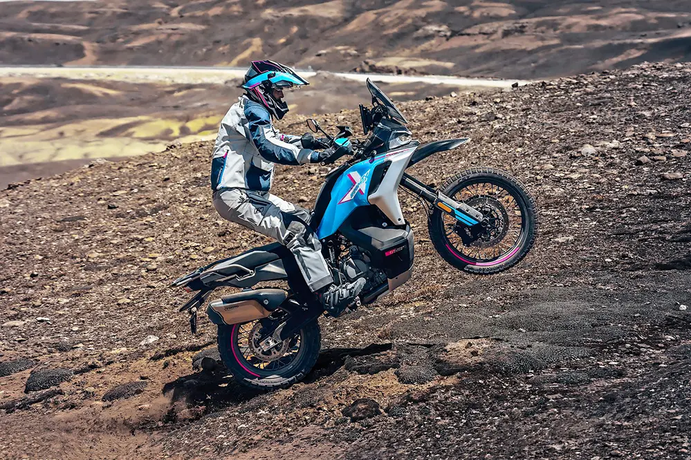 CFMOTO 800 MT-X 2025, ficha técnica 800MT-X, moto aventura CFMOTO, specs CFMOTO 800MT-X, comparación KTM Adventure, conectividad TFT moto aventurera, IMU Bosch en moto, precio CFMOTO 800MT-X MXN, super aventura asequible, modoadventure 800.
