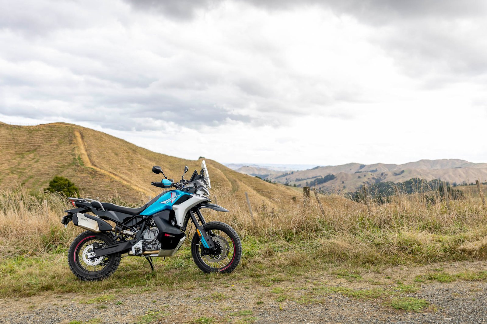 CFMOTO 800 MT-X 2025, ficha técnica 800MT-X, moto aventura CFMOTO, specs CFMOTO 800MT-X, comparación KTM Adventure, conectividad TFT moto aventurera, IMU Bosch en moto, precio CFMOTO 800MT-X MXN, super aventura asequible, modoadventure 800.