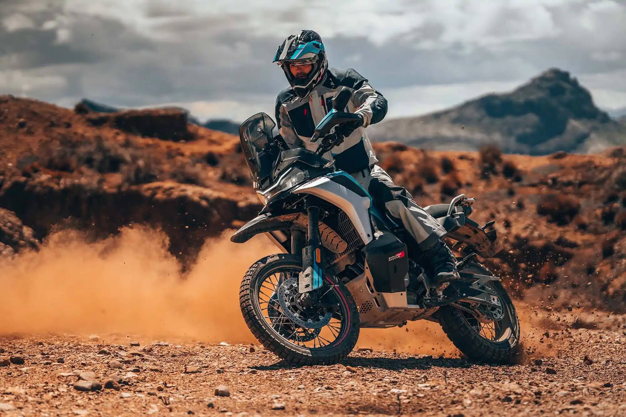 CFMOTO 800 MT-X 2025, ficha técnica 800MT-X, moto aventura CFMOTO, specs CFMOTO 800MT-X, comparación KTM Adventure, conectividad TFT moto aventurera, IMU Bosch en moto, precio CFMOTO 800MT-X MXN, super aventura asequible, modoadventure 800.